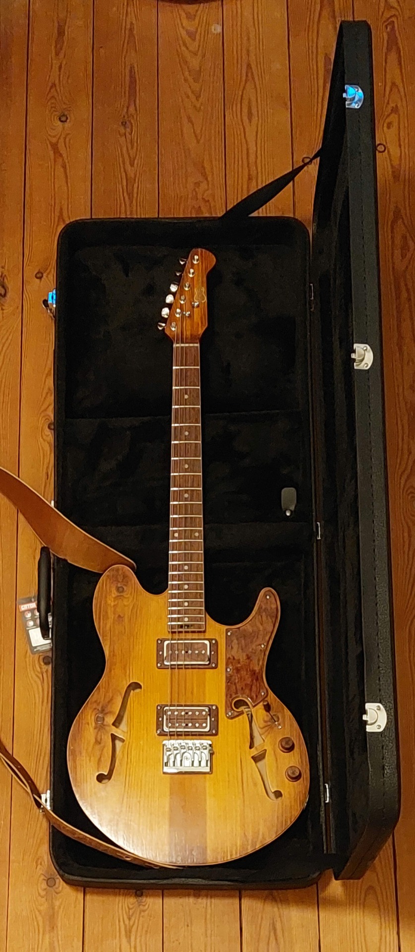 Nu med P90*er / Humbucker, Fast bro, Old pine top,hals og krop og Bubinga gribebrædt. Alle materialer med historie, som rækker langt tilbage.